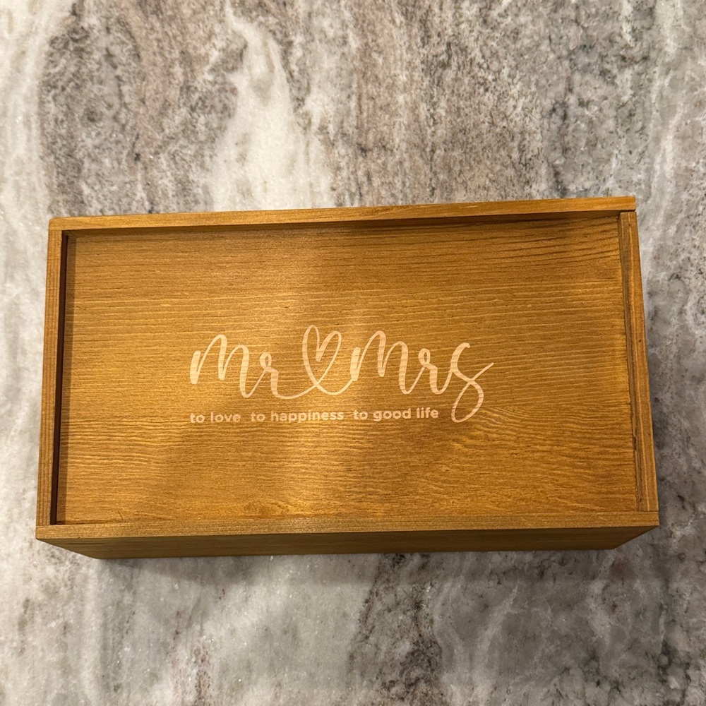 New Wooden Mr & Mrs Keepsake Box with Toasting Glasses